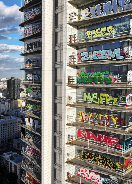 Gedung 27 Lantai Seharga 1 Miliar Dollar Jadi Objek Graffiti!