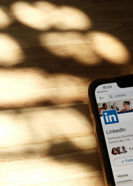 Gen Z Beralih dari Tinder ke LinkedIn Buat Cari Jodoh!